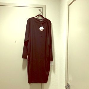 Black minimalist dress with pockets!